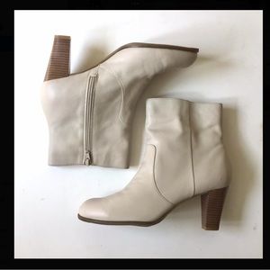Bloomingdales Women’s Irene Boots Booties Ivory Ankle Heels Size 9 Side Zipper
